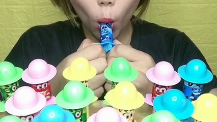 美女小姐姐直播吃玩具糖，你喜欢吗