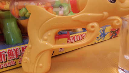 夏日热卖爆款青蛙水枪玩具糖 汕头喜悦健康食品的创意糖果解析